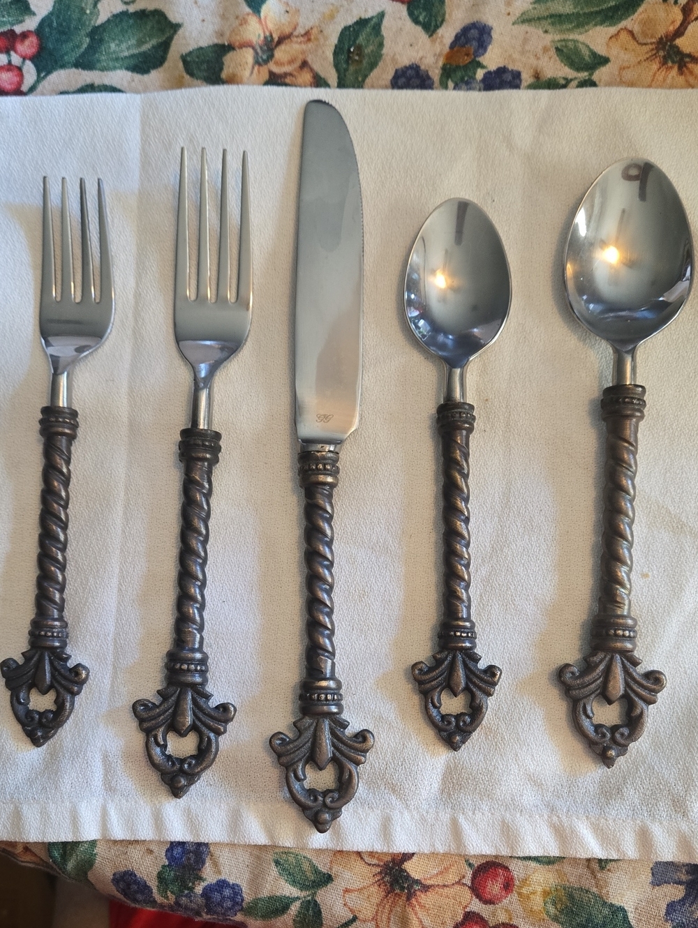 GG Collection Acanthus Fleur De Les Stainless 5 Piece Place Setting